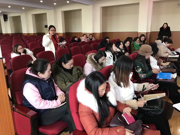 1515660600999585.jpg 观摩教师评课2.jpg